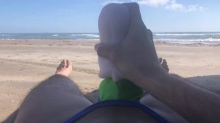 Scopando la figa tascabile in spiaggia in perizoma