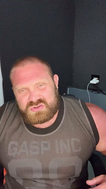 Muscle Ddy σε πιάνει να κρυφοκοιτάς