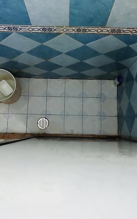 我把手机放在我姐夫的浴室里, 并在她没有注意到的情况下记录下来