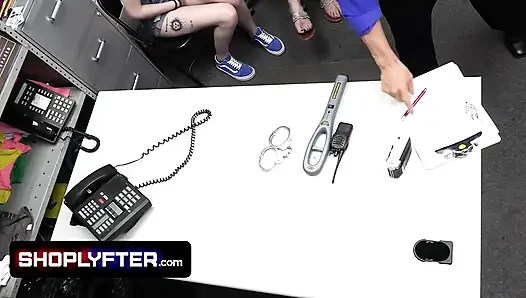 ShopLyfter - красивую юную крошку и ее горячую мачеху застукали за кражей в магазин и искали стриптиз в закулисе