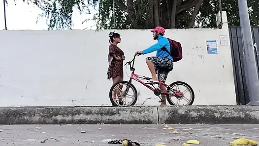 Seksi patronun sert yetenek testi: kurye adam hayatının işini alıyor