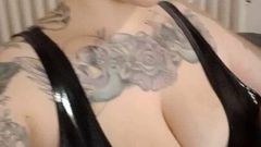 Fată tatuată blondă în latex