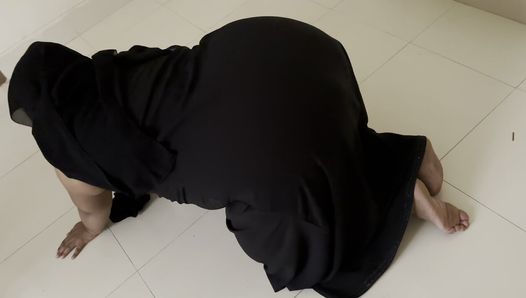 Dogystyle rucha hijabi muzułmańską pokojówkę w hotelu, kiedy utknęła w drzwiach łazienki - anal jebanie w arabskim hotelu