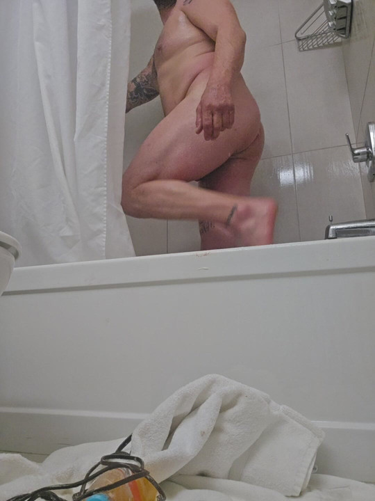 Eu provocando meu amigo gay no chuveiro