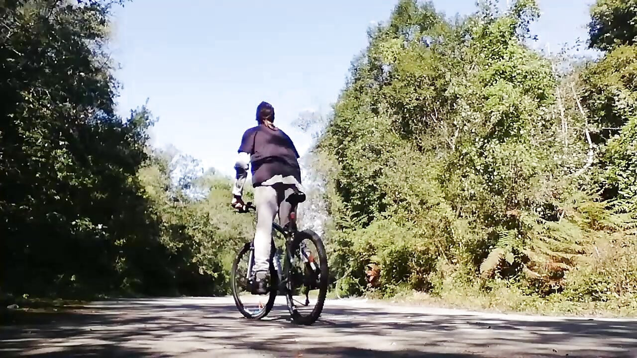 Νεαρός παίζει με το ποδήλατό του με δονητή στον κώλο