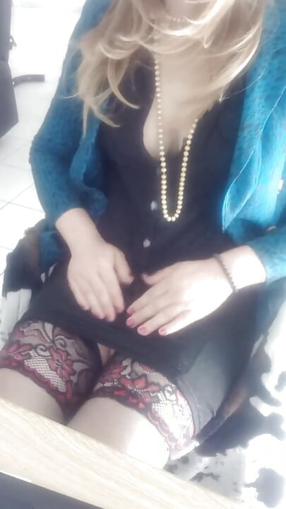 Seksi kadın kılıklı Nady bu dildosunu derinden kullanıyor ve orgazm olana kadar klitorisini okşuyor.