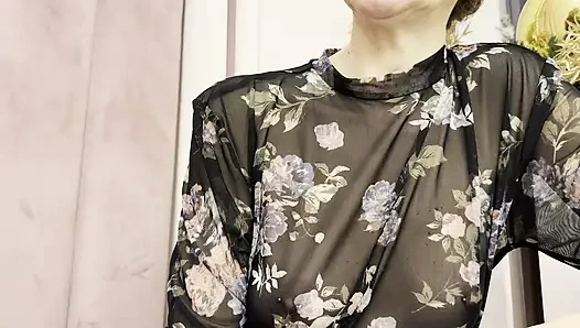 Ich probiere meine neue hauchdünne bluse in einem kaffee aus und zeigt meine harten gepiercten brustwarzen in der Öffentlichkeit.