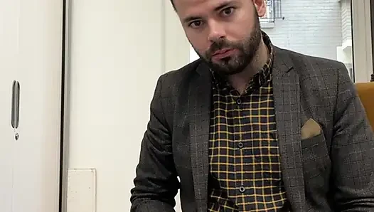 Thomas GODEBIN drinks his own piss at work