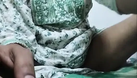Вирусное секс-видео индийской бхабхи с трахом пальцами