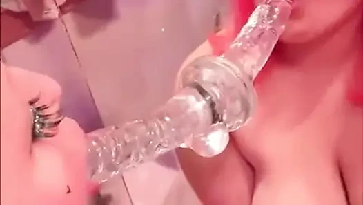 Pacar semok imut ini nyepong kontol pacarnya sendirian