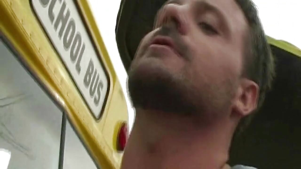 Morena e ruiva compartilham pau no caminhão amarelo