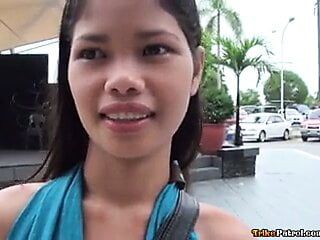 Impresionante adolescente filipina es follada y preñada por un chico blanco
