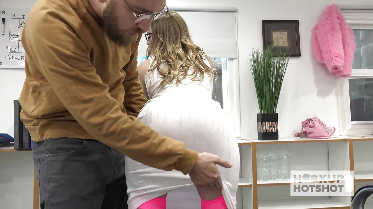 Pizda roz a lui Ashley Lane este futută la birou de o pulă!