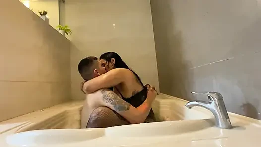 Meksikalı iri güzel kadın otelde jakuzide aldatıyor