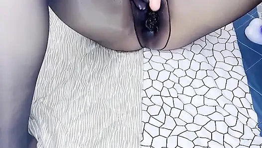 Vücudumdaki çoraplarla sikilme hissine kesinlikle bayılıyorum. Bu hayatta çorapsız yaşayamam