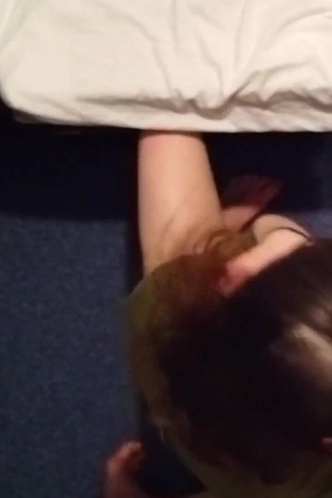 Juguete sexual grueso en mi coño y mi mejor amigo con polla dura en mi culo - primera parte