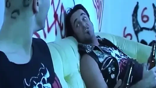 Olgun esmer orta yaşlı seksi kadın yarak emiyor ve yüzüne boşaltıyor