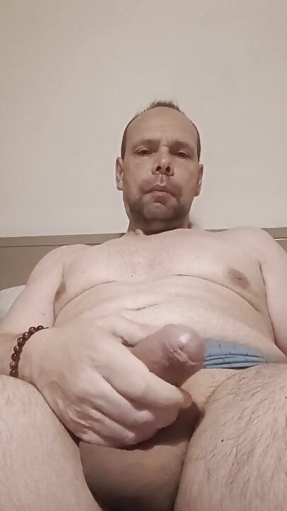 Bebo mi café en la cama por la mañana mientras me toco