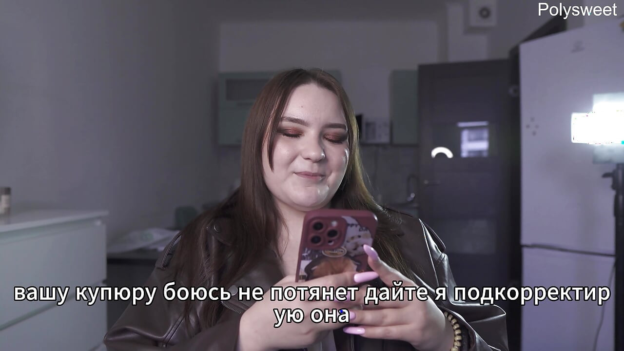 Historia porno - Była naga bawiła się ze sprzedawcą, podczas gdy klienci szedł (rosyjski, lekka femdom, naga publicznie)
