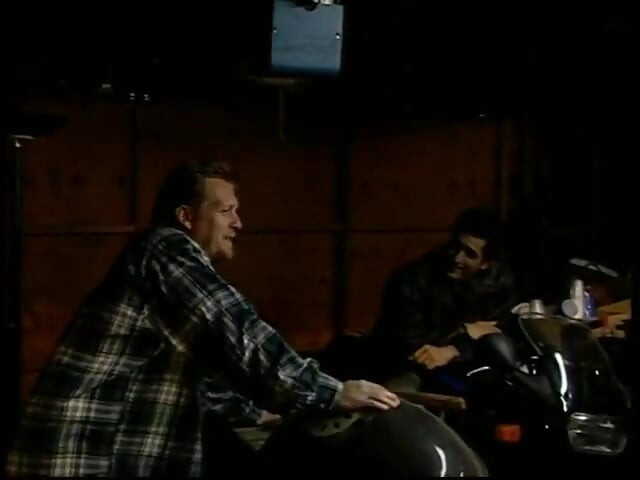Tío cachondo atrapó a su joven sobrina en el salto acariciando su coño