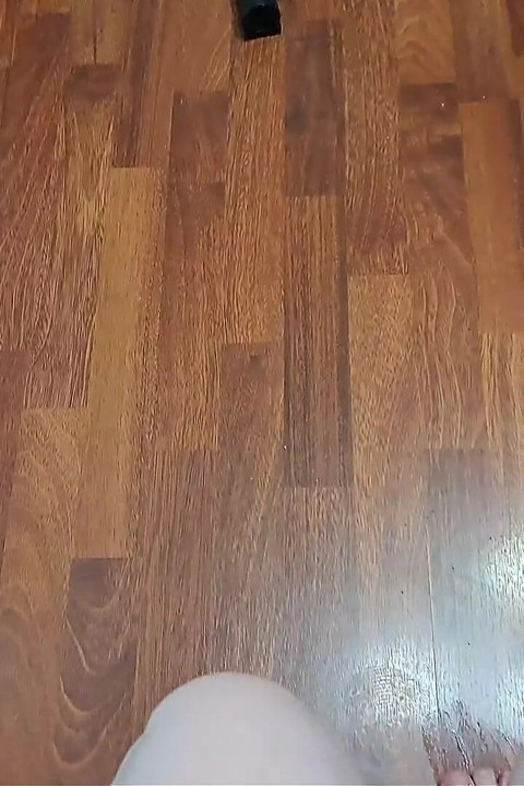 Sabunla sırılsıklam bir zeminde sandalyeye biniyor