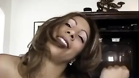 Verführerische brünette MILf pisst auf eifriges blondes schätzchen