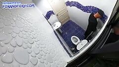 Caméra dans les toilettes publiques n ° 1. Elle suce une bite d’inconnu dans des toilettes publiques
