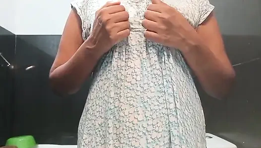 Sie spielt ihre aufgeregte muschi gut und wird gut aufgeregt in musterbation im badezimmer mit möpsen