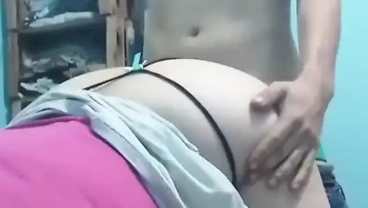 Aku nyepong kontolnya, aku ngentot gaya doggy sambil ngecrot pakai hp