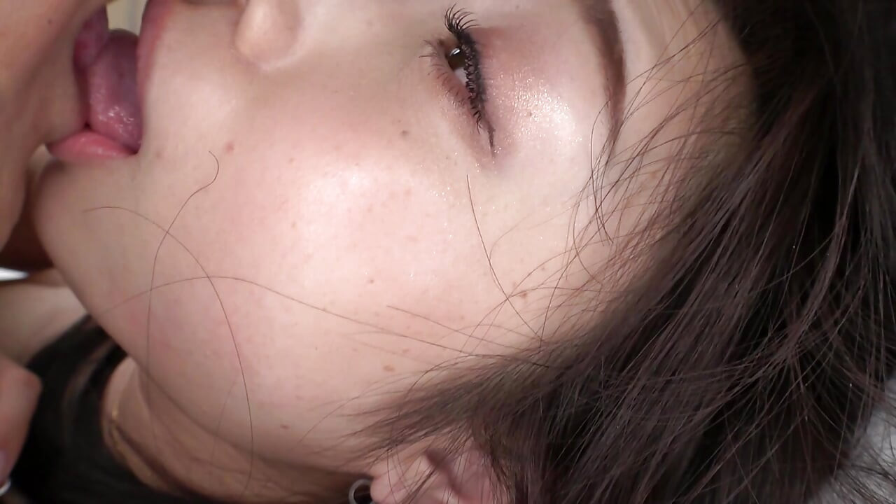 Ovaj učitelj sa lepom kožom i ogromnim grudima, viče non-stop