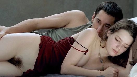 Roxane Mesquida blote borsten en bosje tijdens seks is komedie