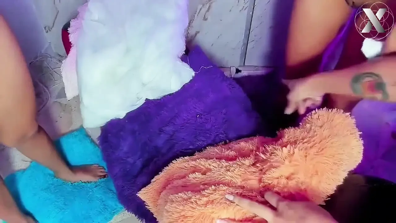 Expert Tongue Discovering Virgin Pussy