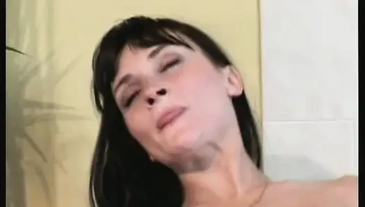 Sandra arkadan büyük bir yarak alıyor