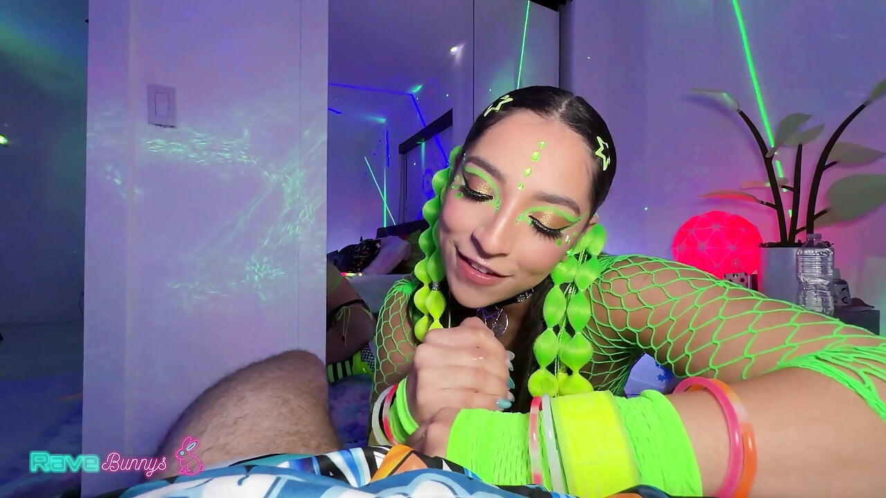 Madison Wilde se ilumina con rayos UV y corre toda la habitación!