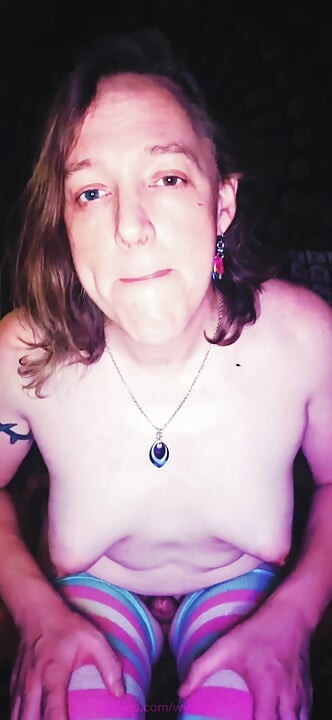 Wyrd Kaleigh trans gururuyla meme uçlarını okşuyor