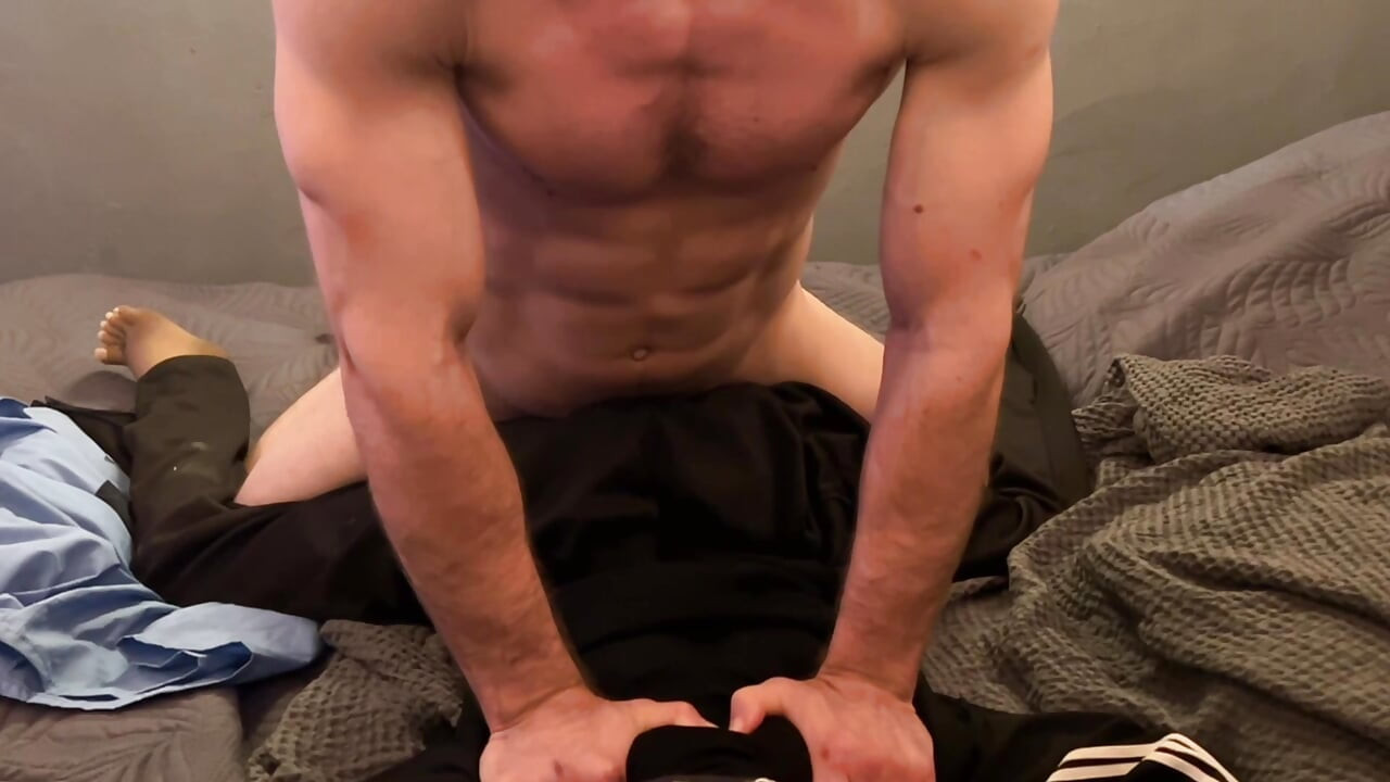 肌肉发达的保安在下班后乱搞逼真的男性性娃娃！激烈的高潮！男性呻吟！