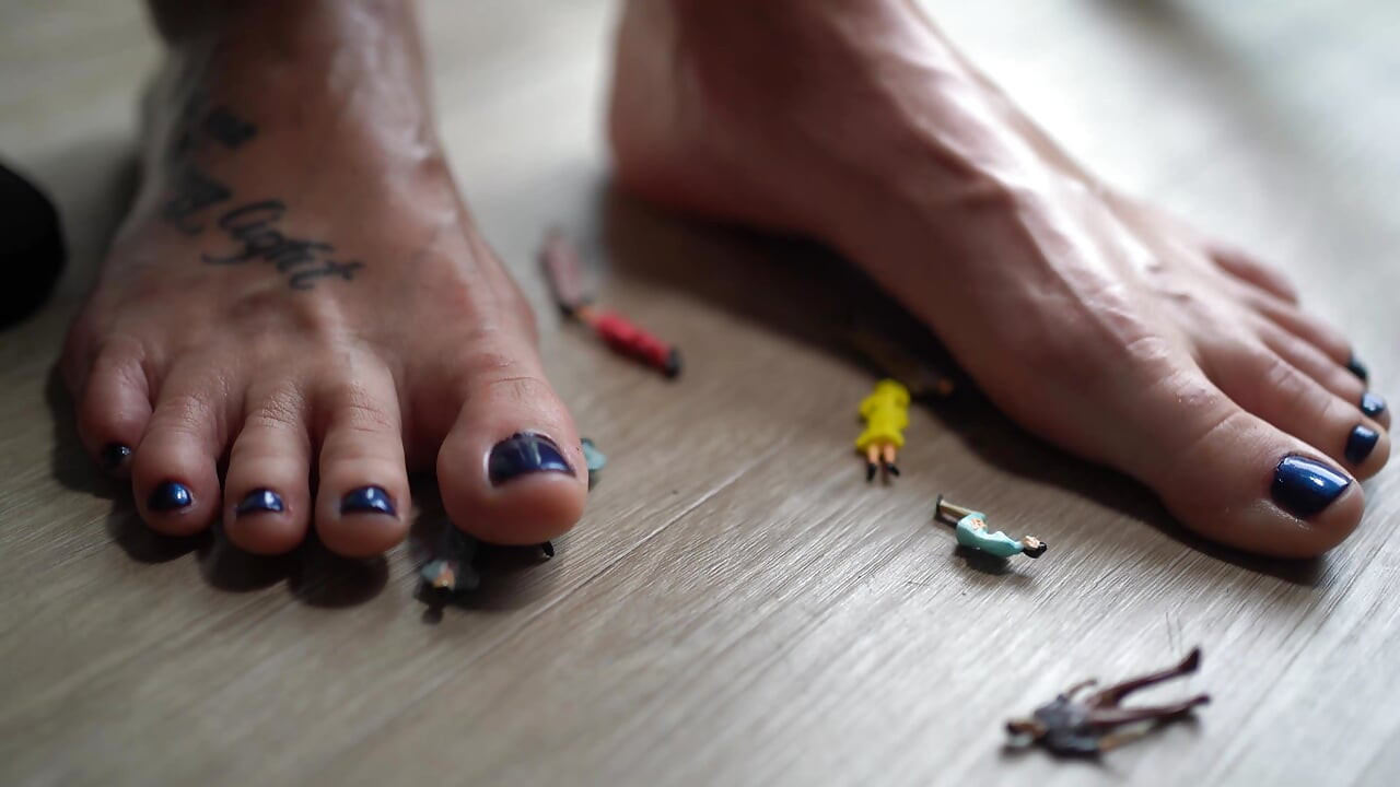 Pisando a las personas pequeñas con mi barefeet