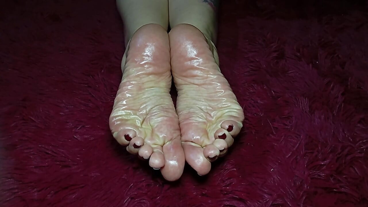 A Big Ass and Wrinkled Soles on the Feet of a Goddess
