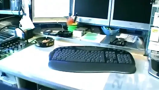 Kıvırcık esmer ofis sandalyesinde sert biniyor