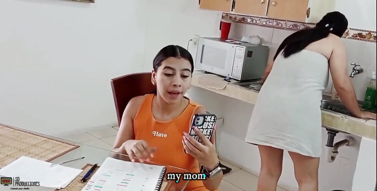Me grabo masturbándome! Mi madrastra casi me descubre
