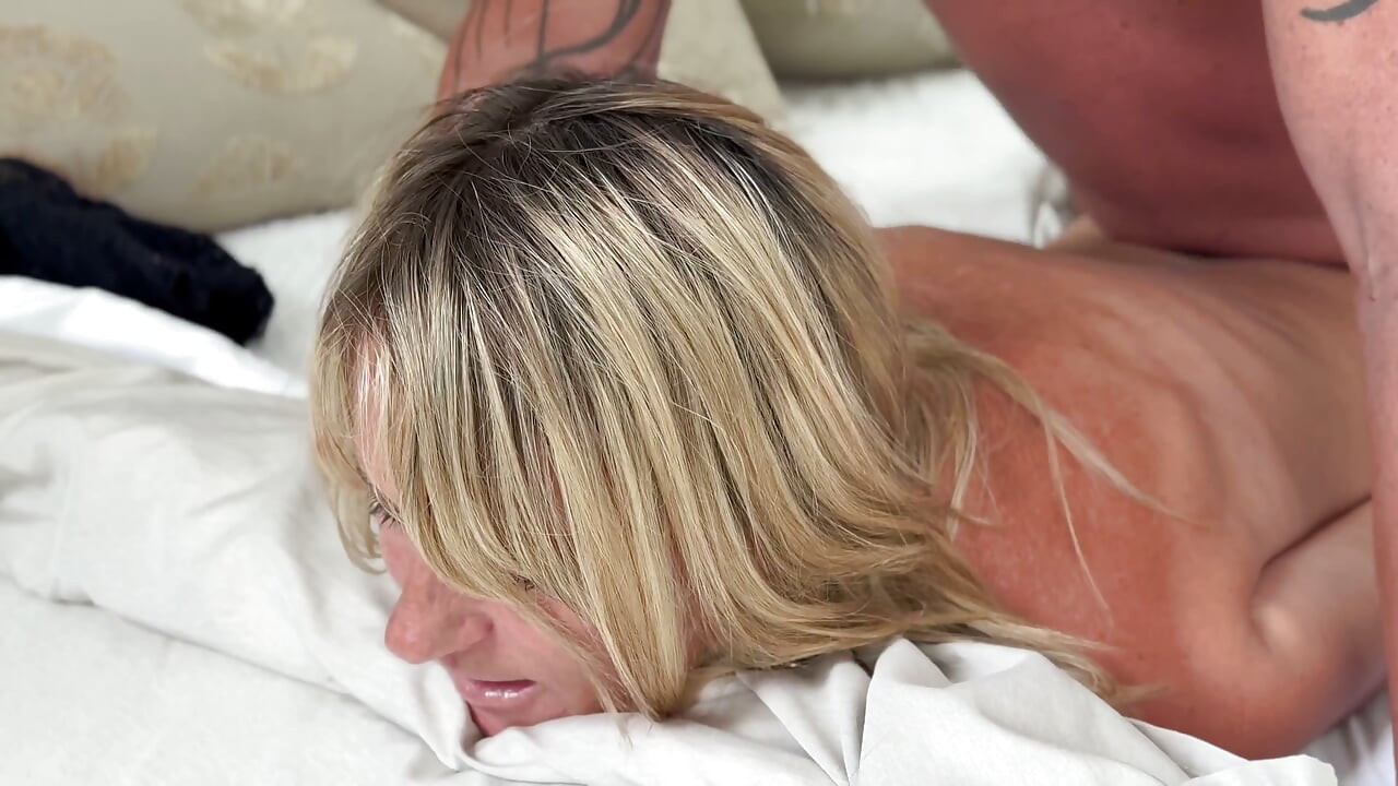 Żołądek w dół, anal głębokie jęki, z intensywnymi orgazmami