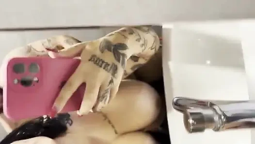 Comi a Funcionria Do Mc No Banheiro Do Trabalho Dela E Gozei Dentro