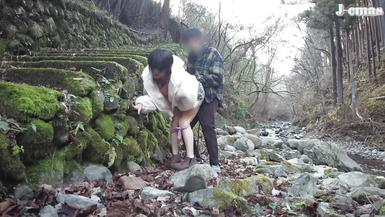 一个大胆的美女拥抱露天, 留下温暖的痕迹, 激情溢出上半场 - c