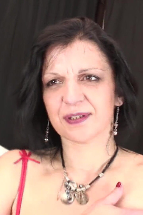Curvă excitată se fute singură cu pumnul