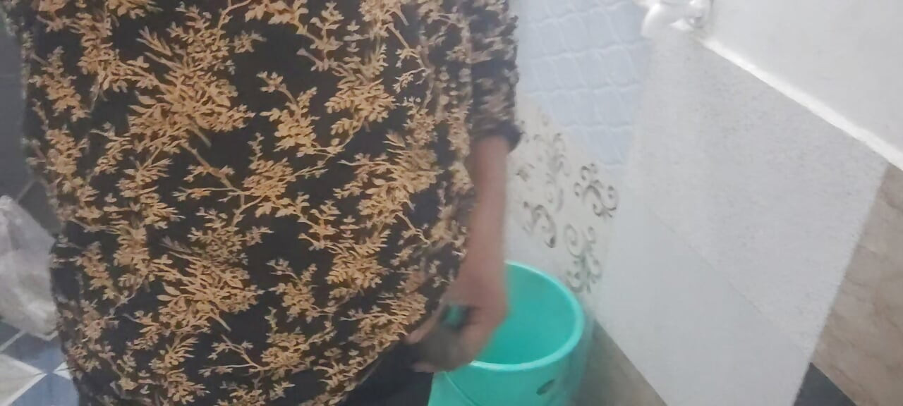 Usko apni Gand mein Thoda maja aata Hai