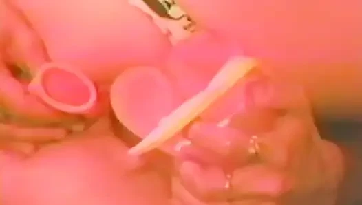 Blondine mit kleinen möpsen masturbiert mit mehreren dildos