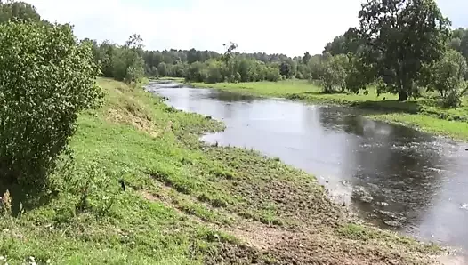 Baignade nue dans la rivière Derzha