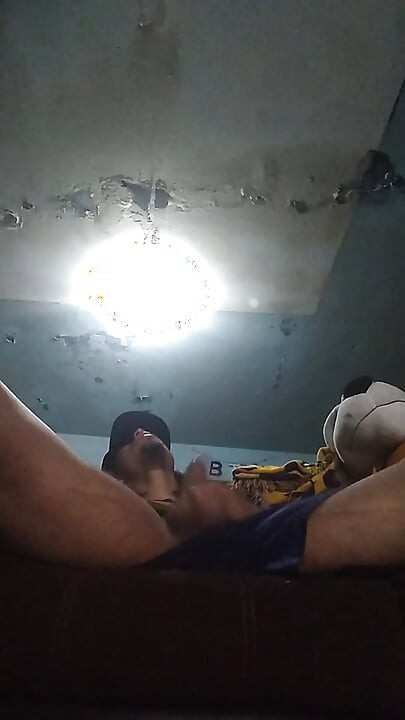 Eu sou deixado sozinho brincando com meu pau ereto