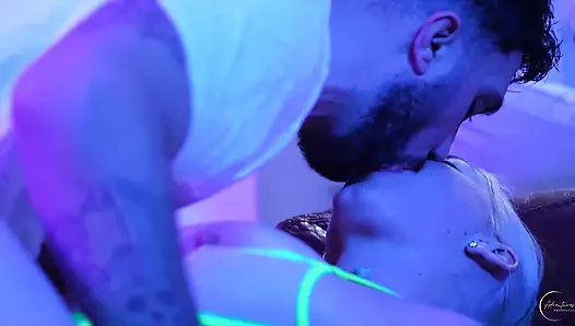 Büyük memeli güzel genç sarışın meleğinin yüzünü spermle kaplıyor