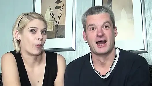 Aksi seks threesome ceroboh cewek hot rambut pirang ini sampai menganga lebar